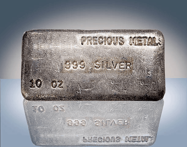 Lingot d'argent 10 once troy 999 ‰ Lingot d'argent 10 oz Precious Metals 999 SILVER posé sur surface réfléchissante — format intermédiaire pour investisseur