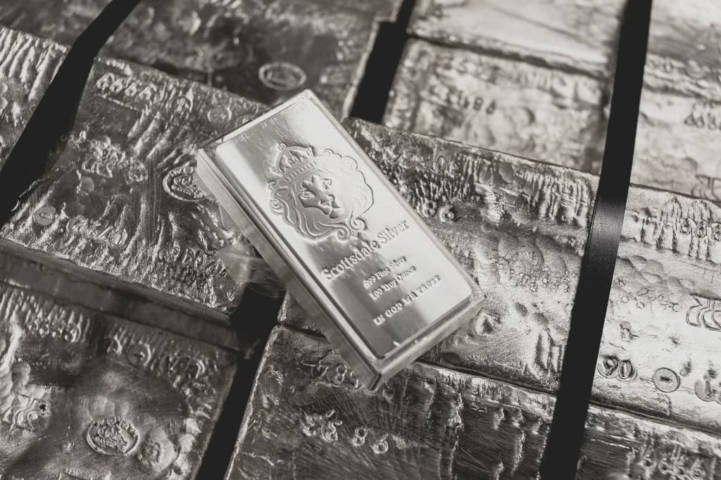 Différents formats de lingots d'argent 999 ‰ Lingots d'argent empilés vue du dessus — formats lingotin, lingot 1 kg, lingot 5 kg en argent fin 999 ‰
