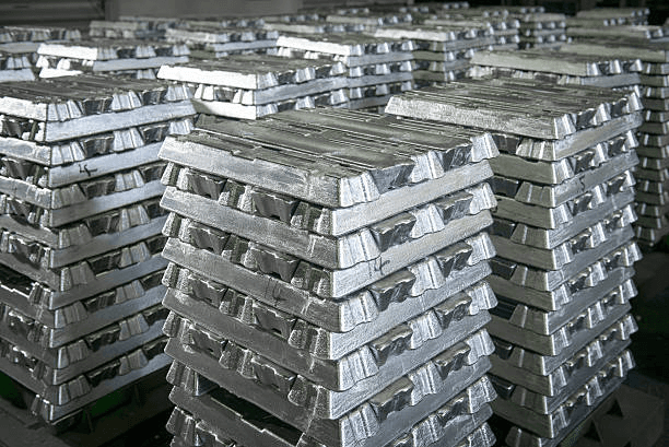 Stockage de lingots d'argent en coffre sécurisé Lingots d'argent industriels empilés en entrepôt sécurisé — stockage de gros volumes d'argent physique